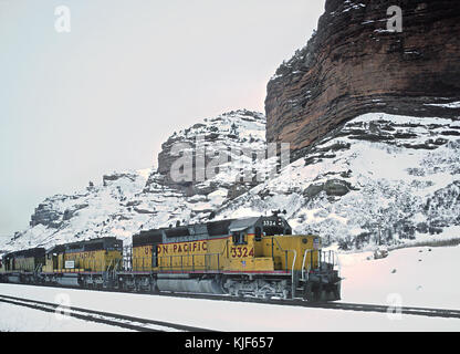 Tre treni in Echo Canyon, UT (29314144506) Foto Stock