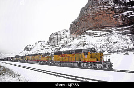 Tre treni in Echo Canyon, UT (28724490034) Foto Stock