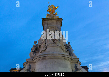 Dettaglio colpo di Victoria Memorial al crepuscolo fuori Buckingham Palace - Londra, Regno Unito Foto Stock