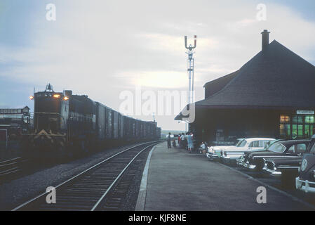 Canadian Pacific locale di merci e passeggeri in attesa presso il Pembroke, sulla stazione di treno 1, il canadese il 6 settembre 1965 (34373411285) Foto Stock