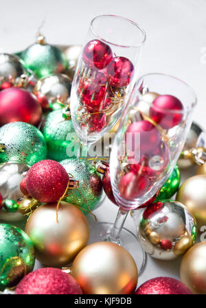 Le palle di Natale nella Wineglass su un brillante sfondo astratto Foto Stock