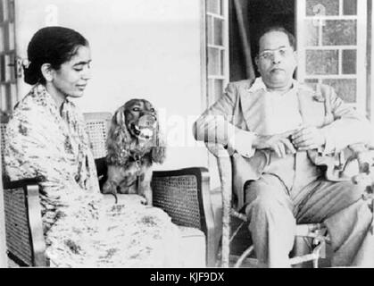 Il dott. Babasaheb Ambedkar con sua moglie Msisaheb il giorno del suo compleanno il 14 aprile 1948 Foto Stock