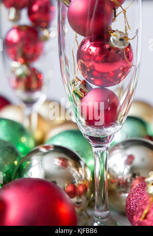 Le palle di Natale nella Wineglass su un brillante sfondo astratto Foto Stock