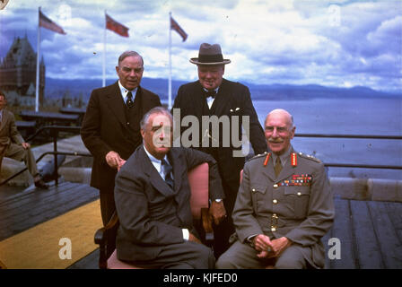 Una fotografia storica che cattura un momento importante tra re Giorgio vi, il presidente Franklin D. Roosevelt e il primo ministro Winston Churchill. Questo incontro è stato un momento chiave nella diplomazia della seconda guerra mondiale, rafforzando l'unità tra le potenze alleate. Foto Stock