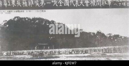 Questa fotografia cattura un momento dall'Armata Rossa Cinese del 1931, un gruppo importante nella Rivoluzione Cinese. L'immagine evidenzia i soldati rivoluzionari e il loro ruolo nel plasmare la storia politica e militare della Cina durante l'inizio del XX secolo. Foto Stock