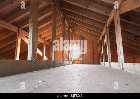 Attico con travi di legno all'interno di una nuova casa in costruzione Foto Stock