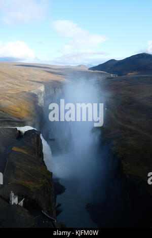 Una cascata che scorre nel canyon Hafrahvammagljufur da Karahnjukar Centrale Idroelettrica (Kárahnjúkavirkjun), Fljótsdalshérað comune, Est Islanda Foto Stock