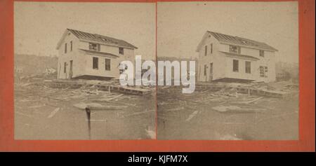 Vista di una casa che è stata tolta dalla sua fondazione, 1878. Questa diapositiva stereoscopica raffigura i danni causati dalla tempesta in seguito a un tornado. Dalla New York Public Library. Foto Stock