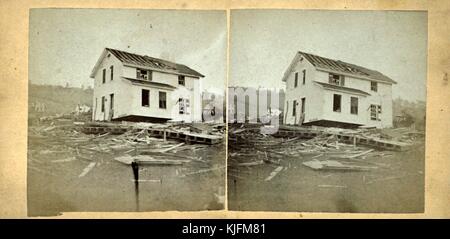 Vista di una casa che è stata tolta dalla sua fondazione, 1878. Questa diapositiva stereoscopica raffigura i danni causati dalla tempesta in seguito a un tornado. Dalla New York Public Library. Foto Stock