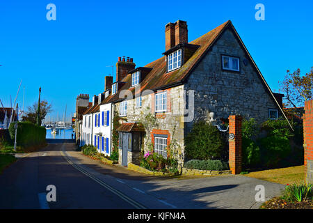 I cieli blu dietro questa bella fila di vecchi marinai'/fishermens' stone & Cottages in piastrelle che conduce l'occhio giù al mare a Shore Road,Warsash, Hampshire. Foto Stock