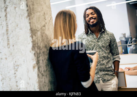 I colleghi in ufficio a parlare Foto Stock