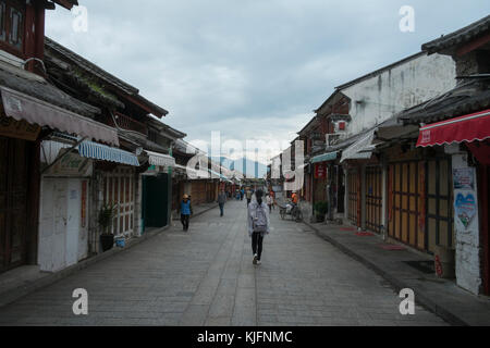 La gente camminare lungo zhe street all'interno della vecchia citta' murata, Dali, nella provincia dello Yunnan in Cina Foto Stock