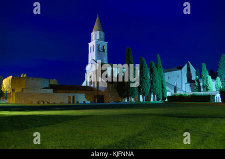 Vista notturna della cattedrale (basilica) di santa maria assunta in Aquileia al blue ora, friuli, Italia Foto Stock