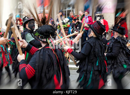 Ballerini di Border Morris si esibiscono presso la Stroud Wassail, fuori dal municipio di Cotswold Foto Stock