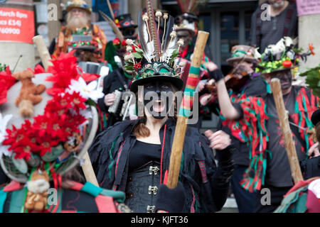 Ballerini di Border Morris si esibiscono presso la Stroud Wassail, fuori dal municipio di Cotswold Foto Stock