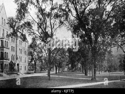 Una fotografia di Harvard Yard all'Università di Harvard, la grande area erbosa è la parte più antica del campus, il cortile contiene aule ed edifici amministrativi, biblioteche e dormitori, tra gli altri edifici, file di alberi, erba, marciapiedi e diversi edifici possono essere visti nella foto, Cambridge, Massachusetts, Boston, Massachusetts, 1913. Foto Stock