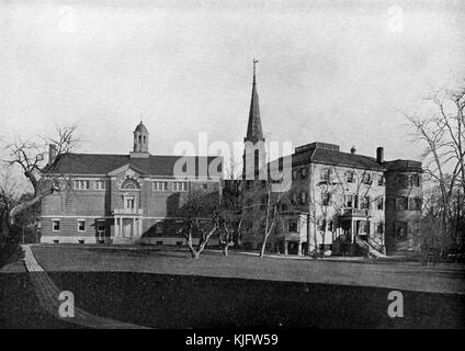 Una fotografia esterna del Radcliffe College, era l'unica università femminile di materie umanistiche che serviva da scuola di accompagnamento per un'istruzione di qualità Harvard, fu fondata nel 1879 e infine completamente fusa con Harvard nel 1999, Due edifici in pietra e mattoni si trovano accanto a mangiare l'altro alla fine di un grande cortile che contiene alberi e passerelle, Cambridge, Massachusetts, Boston, Massachusetts, 1913. Foto Stock