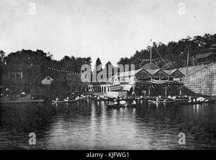 Fotografia della Casa del Club della barca di Auburndale, con le luci della stringa e la gente intorno esso nell'acqua, in canoe, Boston, Massachusetts, 1913. Foto Stock