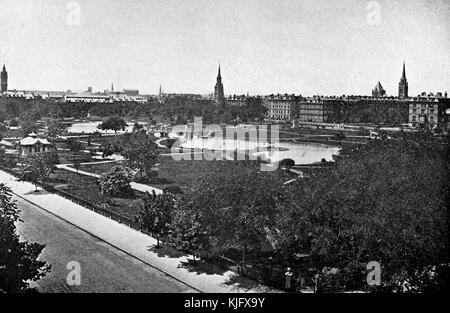Una fotografia da una posizione elevata del Giardino pubblico, è un grande parco situato nel cuore della città, è stato istituito nel 1837 da Horace Grey, il suo scopo era di renderlo il primo giardino botanico pubblico del paese, Nel 1987 è stato dichiarato un National Historic Landmark, il lago, gli alberi e le passerelle sono tutti visibili nella foto, lo sfondo è composto da edifici della città, Boston, Massachusetts, 1905. Foto Stock