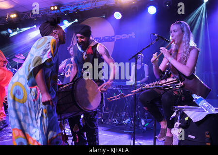 L AFRO CELT SOUND SYSTEM DI eseguire presso il Musicport music festival, Whitby, North Yorkshire, Regno Unito, ottobre 21, 2017 Foto Stock