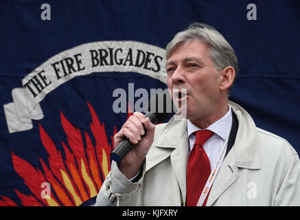 Il leader laburista scozzese Richard Leonard si rivolge ai vigili del fuoco in occasione di un raduno della Fire Brigade Union Scotland al di fuori del Parlamento scozzese a Edimburgo. Foto Stock