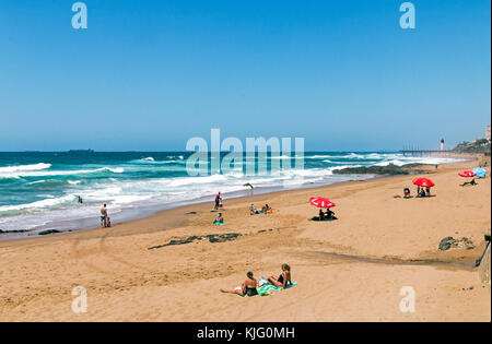 UMHLANGA, DURBAN, SUD AFRICA - 31 AGOSTO 2017: Paesaggio costiero di molte persone sconosciute durante la visita mattutina alla spiaggia di Umhlanga a Durban, Sud A. Foto Stock