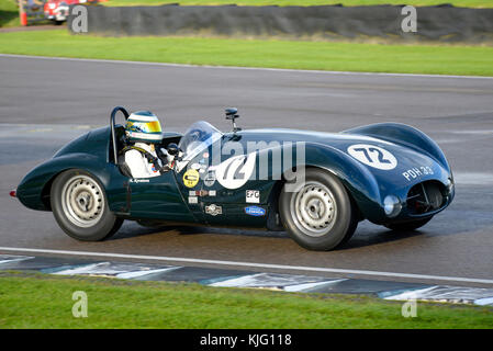 1954 Cooper Jaguar T33 di proprietà e guidata da Katarina Kyvalova in gara a Goodwood Revival 2017 Foto Stock