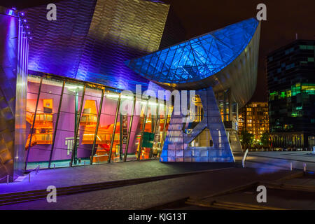 In tarda serata presso l'ingresso principale al Lowry teatri e gallerie d arte a Salford Quays. Foto Stock