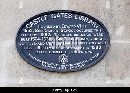 Targa blu all'ingresso al castello di libreria di gate che commemora la riapertura nel 1983 eretta nel 1996 dal Rotary Club di Shrewsbury, Shropshire. Foto Stock