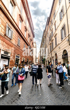 Roma, lazio, Italy. maggio 22, 2017: strada commerciale chiamato 'via del lavatore' accanto alla piazza di Trevi con persone a passeggiare e a fare shopping. sky con clou Foto Stock