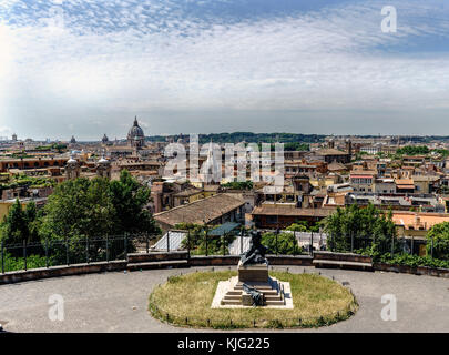 Vista panoramica di Roma dalla terrazza chiamato 'terrazza viale del belvedere" in Roma, Italia Foto Stock