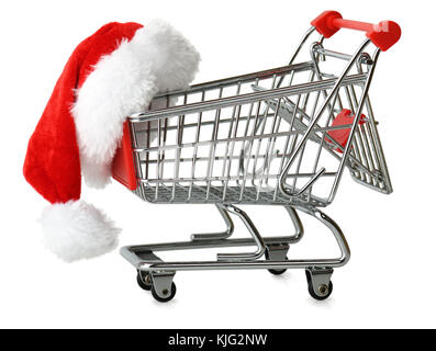 Concetto di shopping di natale con santa hat su un carrello isolato su uno sfondo bianco Foto Stock