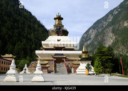 Monastero tibetano a valle di Jiuzhaigou in Cina Foto Stock