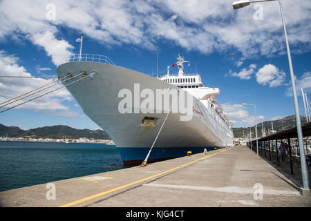 Passeggeri di grandi dimensioni crociera Thomson Spirit ormeggiata al Porto di Marmaris in Turchia e visualizzati dal molo a fianco Foto Stock