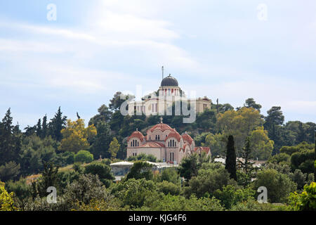 Chiesa di Agia Marina e osservatorio nazionale sulla collina di nymphis ad Atene Foto Stock