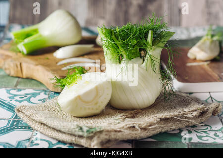 La genuinità e la freschezza di finocchio crudo su un sfondo rustico Foto Stock