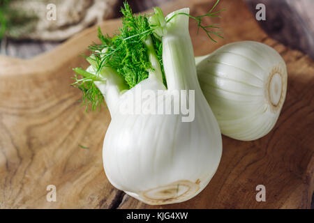 La genuinità e la freschezza di finocchio crudo su un sfondo rustico Foto Stock