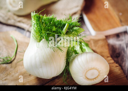 La genuinità e la freschezza di finocchio crudo su un sfondo rustico Foto Stock