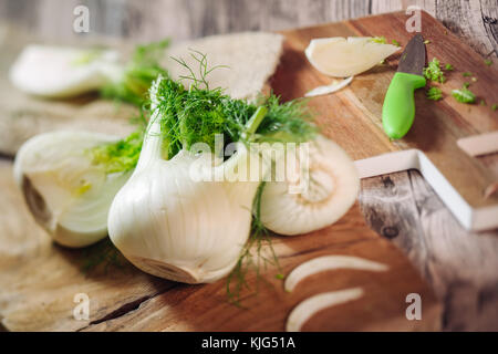 La genuinità e la freschezza di finocchio crudo su un sfondo rustico Foto Stock