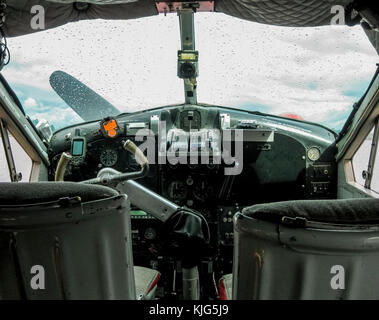 Dettaglio della cabina di pilotaggio di un vecchio idrovolante utilizzato per visite turistiche Foto Stock