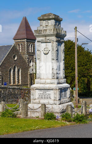 Il 1922 Wigtown War Memorial, adiacente alla chiesa parrocchiale, nella regione di Dumfries e Galloway, Scotland, Regno Unito. Foto Stock