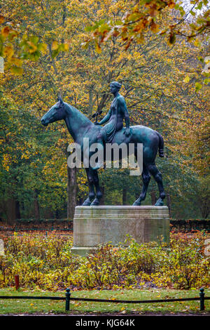 Il 1895 Amazone zu Pferde o Amazon a cavallo scultura da scultore prussiano Louis Tuaillon nel Tiergarten di Berlino, Germania, UE. Foto Stock