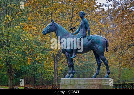 Il 1895 Amazone zu Pferde o Amazon a cavallo scultura da scultore prussiano Louis Tuaillon nel Tiergarten di Berlino, Germania, UE. Foto Stock