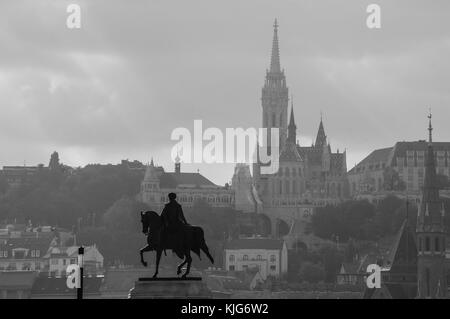 Un bianco e nero colpo di Budapest con un cavaliere statua in primo piano Foto Stock