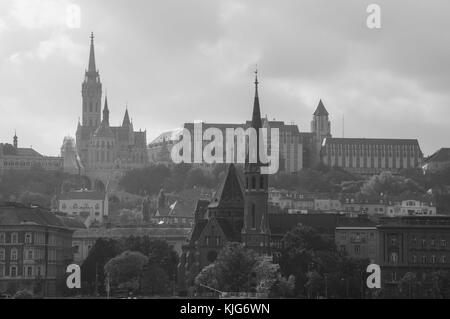 Vista sulla riva occidentale del Danubio a budapest, Ungheria Foto Stock