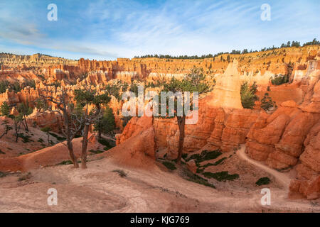 Rosso su hoodoos Fairyland Trail nel Bryce Canyon Foto Stock