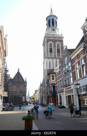 Xvii secolo Nieuwe Toren (Nuovo Toren) a Oudestraat ,interna della città di Kampen, Overijssel, Paesi Bassi. Sulla sinistra gotica del secolo XIV ex cith hall Foto Stock