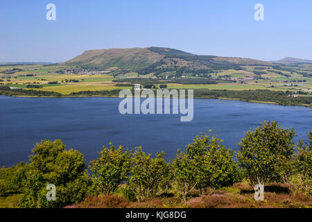 Vista su Loch Leven per le colline di Lomond sulle pendici della collina benarty, Perth and Kinross, SCOZIA Foto Stock