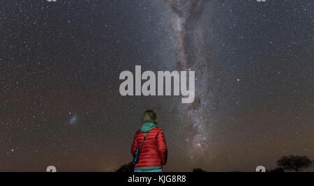 La Namibia, Regione Khomas, vicino Uhlenhorst, Astrophoto, Astronomia donna osservando la Croce del Sud incorporato nella Via Lattea band Foto Stock