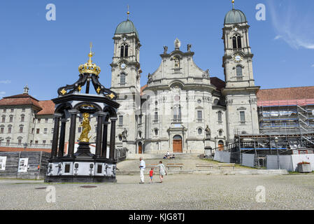 Einsedeln, Svizzera - 3 August 2017: la gente a piedi nella parte anteriore della Abbazia di Einsiedeln in Svizzera Foto Stock